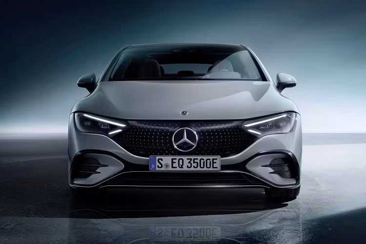 Các hệ thống an toàn chủ động tiêu chuẩn trên EQE có thể kể đến như phanh khẩn cấp tự động, hỗ trợ đèn pha và hỗ trợ nhận biết va chạm an toàn. Ngoài ra còn có tùy chọn Hỗ trợ giữ làn đường chủ động, Hỗ trợ chuyển làn, Giám sát điểm mù, Hỗ trợ biển báo giao thông và Giảm thiểu va chạm phía trước An toàn.