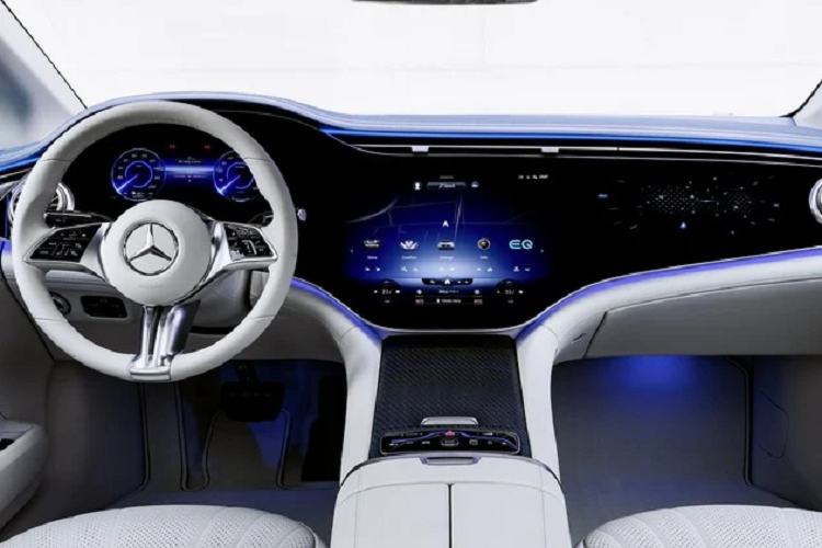 Được biết, phía sau lưới tản nhiệt giả này ẩn chứa nhiều cảm biến và camera, hỗ trợ xe vận hành. Phía sau nổi bật với đèn hậu LED kéo dài toàn chiều rộng đuôi xe. Với thiết kế lấy cảm hứng nhiều từ EQS, nếu chỉ nhìn từ xa người ta sẽ khó phân biệt giữa EQE và EQS. Tuy nhiên, kích thước tổng thể nhỏ hơn sẽ giúp người dùng phân biệt khi đứng gần. 