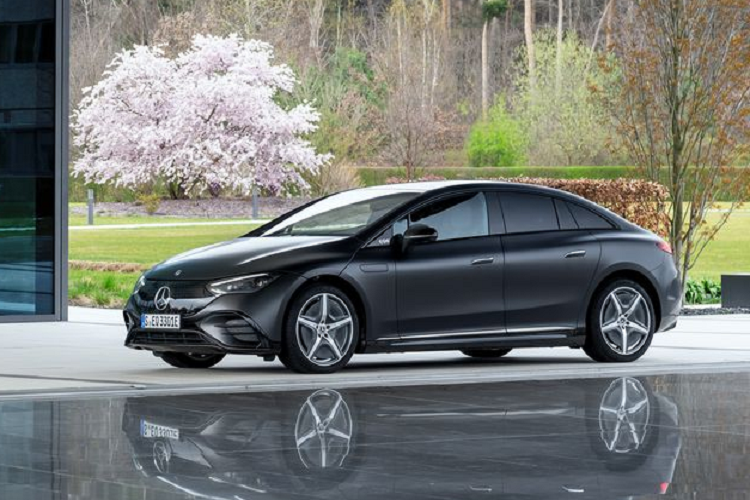 Chiếc xe có thể sạc từ 10-80% pin chỉ trong 31 phút bằng sạc nhanh 1 chiều. Với sạc chậm, xe có thể sạc đầy trong 4,25 giờ với bộ sạc 22kw và sạc đầy trong 8,25 giờ với bộ sạc 11kw. Mercedes còn giới thiệu thêm rằng pin của họ được cấu tạo với ít hơn 10% coban, giúp cho nó bền vững hơn.