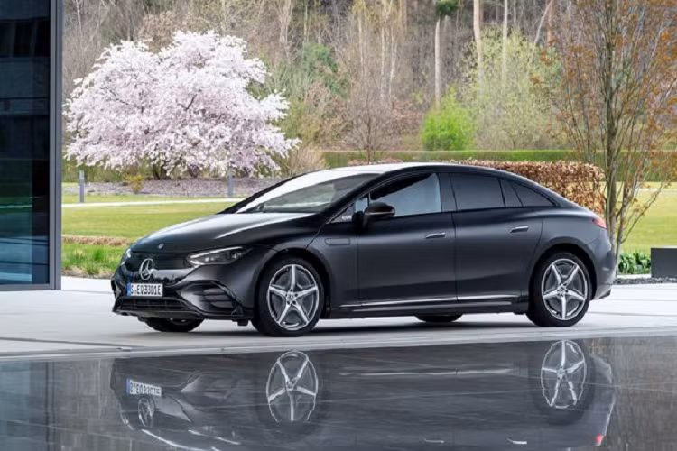 Chiếc xe có thể sạc từ 10-80% pin chỉ trong 31 phút bằng sạc nhanh 1 chiều. Với sạc chậm, xe có thể sạc đầy trong 4,25 giờ với bộ sạc 22kw và sạc đầy trong 8,25 giờ với bộ sạc 11kw. Mercedes còn giới thiệu thêm rằng pin của họ được cấu tạo với ít hơn 10% coban, giúp cho nó bền vững hơn.