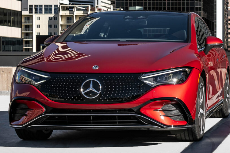 Chiều dài 4.934 mm EQE Sedan ngắn hơn đáng kể so với chiều dài tổng thể 5.265 mm của EQS Sedan. "Lưới tản nhiệt" phía trước EQE lớn hơn và chìm sâu hơn vào cản, với các điểm nhấn ngôi sao được chiếu sáng trên mô hình AMG-Line. Đèn pha cũng sắc nét hơn, với các điểm nhấn LED độc đáo và có một số thiết kế bánh xe khác nhau để lựa chọn từ 19 - 20 inch.