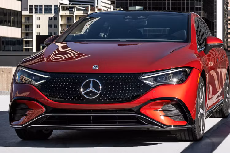 Chiều dài 4.934 mm EQE Sedan ngắn hơn đáng kể so với chiều dài tổng thể 5.265 mm của EQS Sedan. "Lưới tản nhiệt" phía trước EQE lớn hơn và chìm sâu hơn vào cản, với các điểm nhấn ngôi sao được chiếu sáng trên mô hình AMG-Line. Đèn pha cũng sắc nét hơn, với các điểm nhấn LED độc đáo và có một số thiết kế bánh xe khác nhau để lựa chọn từ 19 - 20 inch.