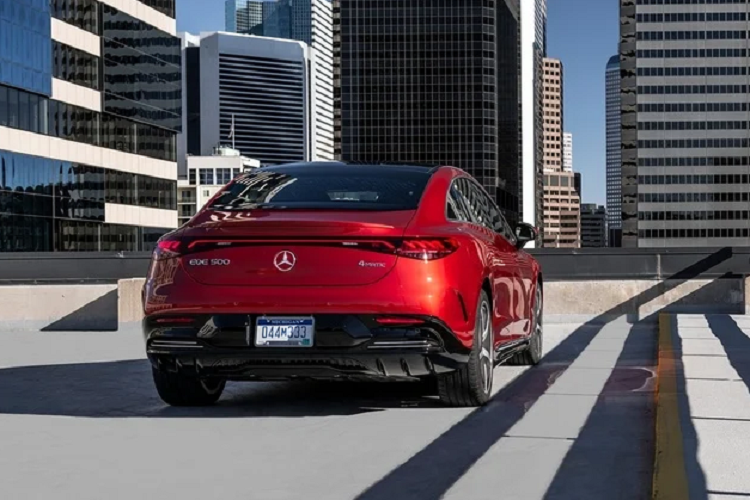 Bản 500 4Matic thì sở hữu mô tơ kép sản sinh công suất 402 mã lực và mô-men xoắn 858 Nm.Mercedes cho biết các phiên bản đều dùng pin 90,6 KWh có phạm vi hoạt động ước tính lên đến 305 dặm (490 km). EQE Sedan có thiết kế tương tự "người anh" EQS với dáng xe lai coupe mềm mại. Ở phía trước, thay cho lưới tản nhiệt là một mảng màu đen với logo Mercedes và các chi tiết trang trí ngôi sao.