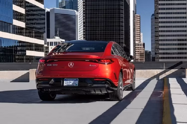 Bản 500 4Matic thì sở hữu mô tơ kép sản sinh công suất 402 mã lực và mô-men xoắn 858 Nm.Mercedes cho biết các phiên bản đều dùng pin 90,6 KWh có phạm vi hoạt động ước tính lên đến 305 dặm (490 km). EQE Sedan có thiết kế tương tự "người anh" EQS với dáng xe lai coupe mềm mại. Ở phía trước, thay cho lưới tản nhiệt là một mảng màu đen với logo Mercedes và các chi tiết trang trí ngôi sao.