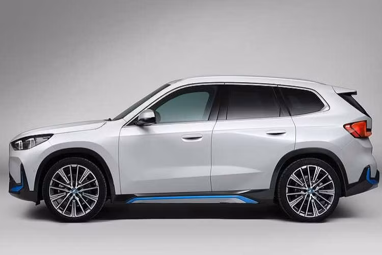 HIện tại, giá xe BMW iX1 2023 và thời điểm ra mắt vẫn chưa được công bố. Thông tin này sẽ sớm được tiết lộ trước khi xe sẵn sàng có mặt tại đại lý.