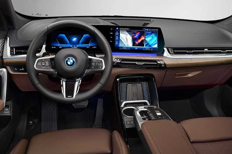 Phụ trách lưu trữ và cung cấp năng lượng vận hành mô-tơ là bộ pin 64,7 kWh được đặt ở sàn xe. Bộ pin này tương thích công nghệ sạc nhanh DC 130 kW, đồng nghĩa rằng người dùng có thể sạc pin từ 10 lên 80% chỉ trong 29 phút, sạc nhanh 10 phút cũng giúp xe đi được 120 km.