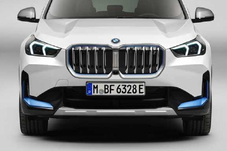 Ở ngoại hình, mẫu xe SUV BMW iX1 2023 mới có thiết kế thân xe hoàn toàn giống với biến thể chạy xăng X1, ngoại trừ việc xe sẽ có một số chi tiết điểm nhấn màu xanh dương nhằm thể hiện đây là xe ôtô điện.
