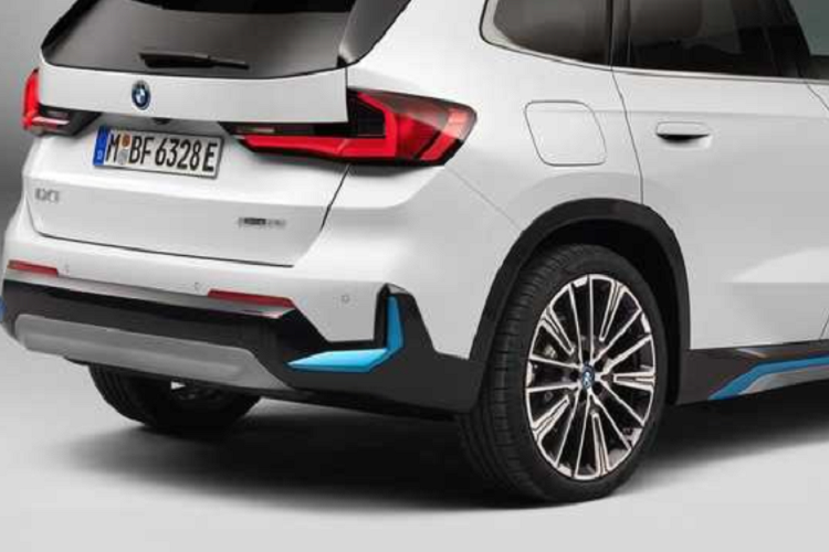 Theo quan sát, iX1 cũng có một số cải tiến như hốc hút gió đầu xe có nẹp màu xanh lớn hơn, các chi tiết điểm nhấn màu xanh còn xuất hiện trên lưới tản nhiệt, ốp nẹp thân xe và cản sốc sau.