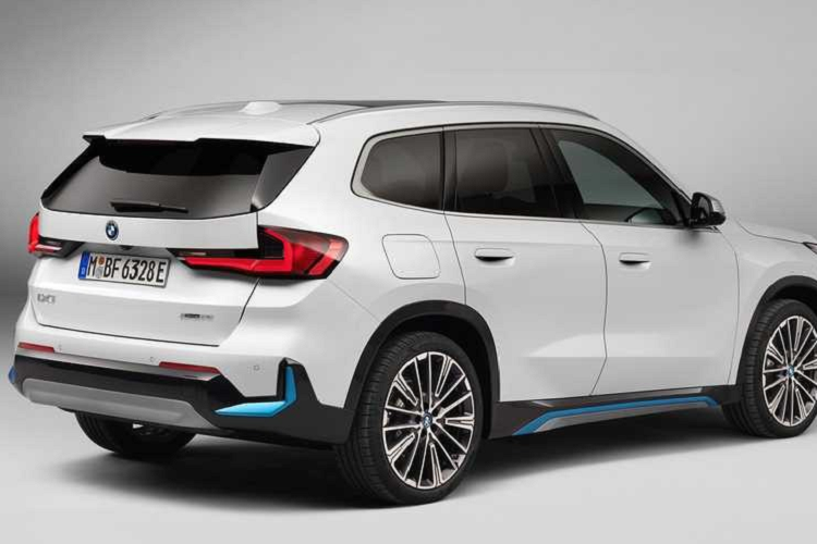 Theo thông tin do BMW công bố, BMW iX1 2023 chạy điện sẽ được trang bị hệ truyền động 4 bánh toàn thời gian, cung cấp sức mạnh cho xe là cặp mô-tơ điện có tổng công suất 313 mã lực và mômen xoắn cực đại 494 Nm. Trang bị này giúp BMW iX1 2023 có khả năng tăng tốc từ 0 - 100 km/h trong 5,7 giây và có vận tốc tối đa 180 km/h.