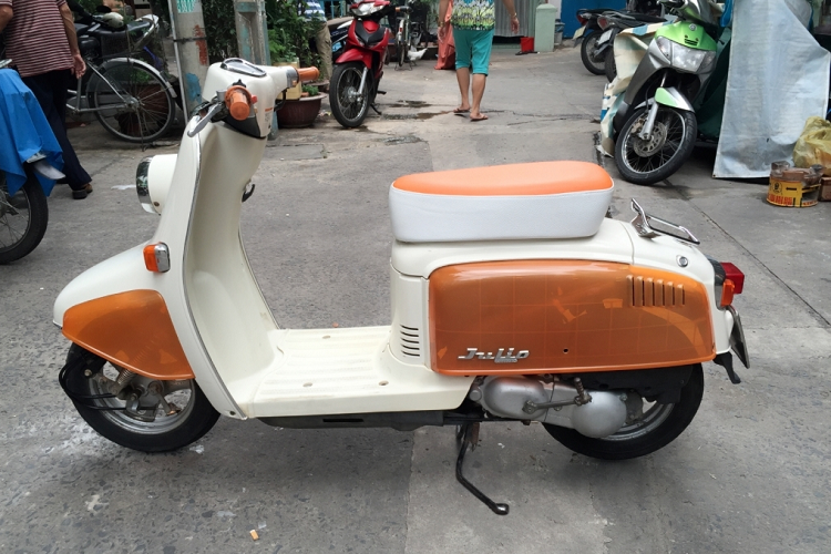 Nhìn vào dung tích bình xăng của xe có thể thấy nhiều hơn các mẫu xe số hay xe tay ga đang được bán trên thị trường Việt Nam hiện nay. Sức mạnh của xe tay ga Honda Julio 50cc là động cơ 2 thì, 49 phân khối, làm mát bằng gió và dùng bộ chế hòa khí, sản sinh ra công suất tối đa 5 mã lực ở vòng tua máy 6.500 vòng/phút và mô-men xoắn cực đại 5,8 Nm tại 6.000 vòng/phút.