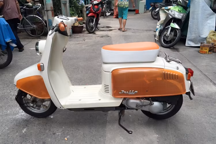 Nhìn vào dung tích bình xăng của xe có thể thấy nhiều hơn các mẫu xe số hay xe tay ga đang được bán trên thị trường Việt Nam hiện nay. Sức mạnh của xe tay ga Honda Julio 50cc là động cơ 2 thì, 49 phân khối, làm mát bằng gió và dùng bộ chế hòa khí, sản sinh ra công suất tối đa 5 mã lực ở vòng tua máy 6.500 vòng/phút và mô-men xoắn cực đại 5,8 Nm tại 6.000 vòng/phút.