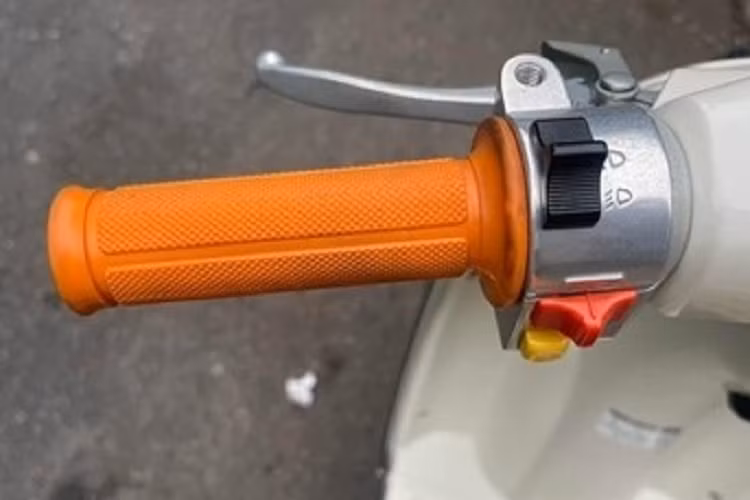 Dù không tiết lộ danh tính người mua nhưng để chi ra hơn 120 triệu đồng cho một chiếc xe tay ga 50 phân khối Honda Julio 50cc xuất hiện khá nhiều trên các trang mua bán xe tay ga nhập Nhật, chủ nhân của xe phải là người sưu tầm, không quan tâm về giá thành và tất nhiên, chỉ cần đổ xăng và chạy xe ra đường, giá trị của xe có thể giảm đi phân nửa.