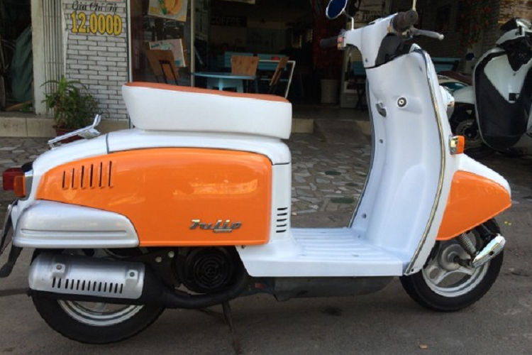 Xe có kích thước dài, rộng, cao lần lượt là 1.655 x 625 x 985 mm, chiều dài cơ sở 1.170 mm, chiều cao gầm 100 mm, chiều cao yên tính từ mặt đất là 710 mm, trọng lượng 76 kg. Xe sử dụng bộ mâm kích thước 12 inch đi kèm lốp không ruột, phanh tang trống cho cả bánh trước và sau. Honda Julio 50cc rất đặc biệt vì là dòng xe tay ga 2 thì nên ngoài việc có bình xăng dung tích đến 6 lít còn có thêm khoang chứa dầu dung tích 1,15 lít.