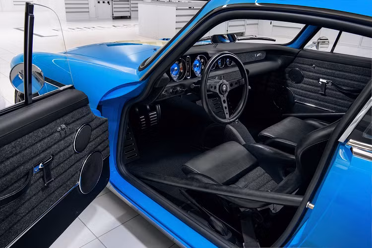 Mẫu xe vẫn sở hữu các trang bị nội thất giống với mẫu xe cổ điển. Xe được trang bị hệ thống ghế đua với dây an toàn bốn điểm, vô lăng cổ điển cùng những chi tiết hoài cổ khác.