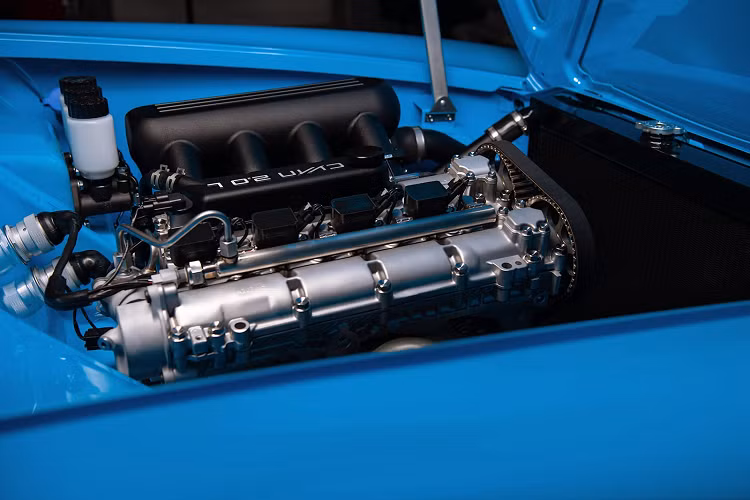 P1800 Cyan là lại là một con quái thú hoàn toàn khác so với bản gốc và được trang bị hàng loạt các tính năng ấn tượng. P1800 của Cyan vẫn giữ nguyên khung gầm nguyên bản nhưng hầu như mọi thứ khác đều được chế tạo lại để tối đa hóa hiệu suất. Chiếc xe được gia cố gầm bằng thép mới để tăng thêm độ cứng và thân xe được tạo hình từ các tấm thân bằng sợi carbon.