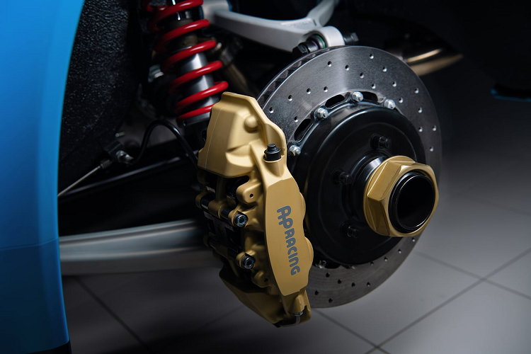 Xe được trang bị bộ mâm 18 inch kết nối với hệ thống treo xương đòn kép hoàn toàn mới có thể điều chỉnh phía trước và phía sau với khả năng điều chỉnh độ cao. Nhờ vận dụng một cách hiệu quả các vật liệu nhẹ, Cyan đã giúp tổng trọng lượng của chiếc xe giảm xuống chỉ còn 990 kg.