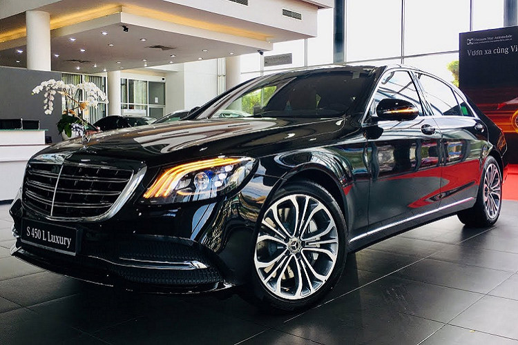 Theo công bố, Mercedes-Benz S 450L có thể tăng tốc 0 - 100 km/h sau 5,3 giây và đạt tốc độ tối đa 250 km/h. Xe được trang bị hệ thống treo khí nén AIRMATIC tự động tinh chỉnh chế độ giảm chấn tại từng bánh xe tùy điều kiện mặt đường.