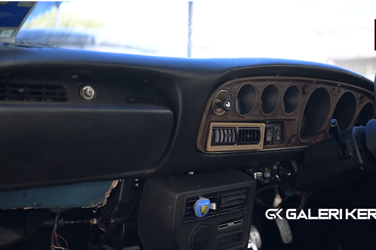 Với phần giới thiệu ngắn này về Toyota Celica bản TA22, chúng ta bây giờ sẽ đến với một chiếc Celica phục chế kiêm độ hết sức kỳ lạ. Nó đến từ Malaysia và được chế tạo bởi một trong những cửa hàng độ nội thất xe lớn nhất ở địa phương, Carzone Interior.