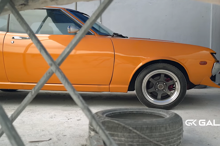 Đoạn video của nhóm thợi độ Malaysia bắt đầu bằng một cảnh quay ngắn về chiếc xe được sử dụng làm cơ sở cho dự án. Đó là một chiếc Celica màu cam với một số vết hư hỏng bên ngoài, thiếu hụt một số bộ phận, và cabin cần được làm mới toàn bộ.