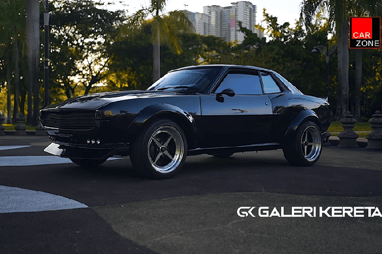 Khi Toyota Celica thế hệ đầu tiên ra mắt vào năm 1970, nó đã được bán ở thị trường Bắc Mỹ trong vai trò một sự thay thế giá mềm hơn và có lẽ nhanh nhẹn hơn so với Ford Mustang. 