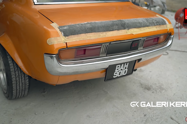 Trong khi ngoại thất xe có thể không hợp sở thích của một số người, nhưng chắc ai cũng phải công nhận rằng cabin trông đẹp đến choáng ngợp. Lớp da màu cam chất lượng, một cặp ghế ôm kiểu thể thao, và bảng điều khiển trung tâm được làm lại hoàn toàn đã biến đổi hoàn toàn nội thất của chiếc Celica cũ kỹ.