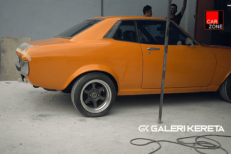 Bắt đầu được giao hàng ở Mỹ trong năm 1971, Toyota Celica có sẵn với động cơ dung tích 1.9 lít, sau đó được thay thế bằng động cơ dung tích 2.0 lít cho những mẫu xe năm 1972-1974.