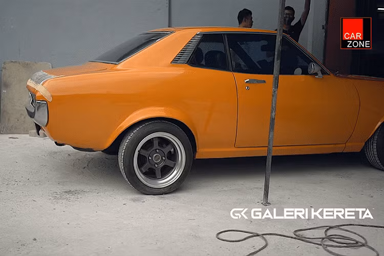 Bắt đầu được giao hàng ở Mỹ trong năm 1971, Toyota Celica có sẵn với động cơ dung tích 1.9 lít, sau đó được thay thế bằng động cơ dung tích 2.0 lít cho những mẫu xe năm 1972-1974.