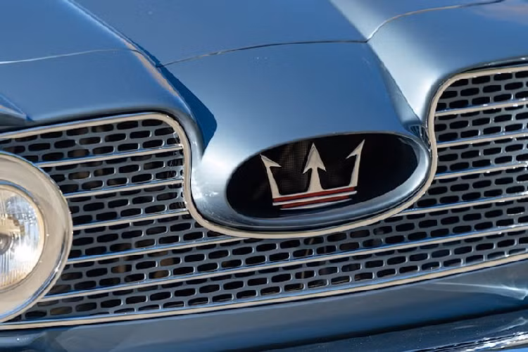 Theo thông tin từ nhà đấu giá, chiếc 5000 GT 1961 này khá là đặc biệt. Không những là 1 trong số chỉ 34 chiếc 5000 GT từng được sản xuất, nó còn là chiếc cuối cùng trong số 3 bộ khung gàm được thực hiện bởi Touring. Như vậy, nó có một khuôn mặt độc đáo được truyền cảm hứng từ những chiếc xe đua 250F Grand Prix của Maserati. Nó đã được trưng bày lần đầu tại Triển lãm Ô tô Geneva vào tháng 3 năm 1960 trước khi được sửa đổi như bạn thấy ở đây và xuất hiện tại Triển lãm Ô tô Torino vào tháng 11 cùng năm đó.