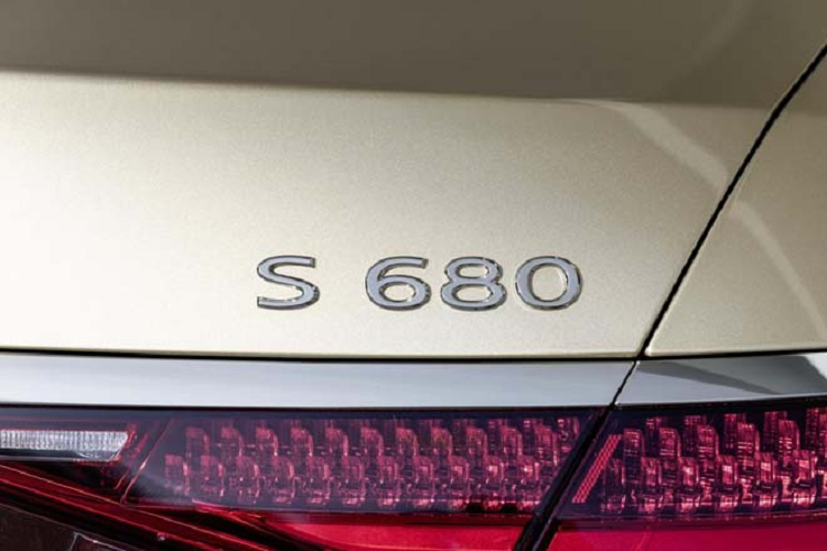 Dòng xe Mercedes-Maybach S680 có thiết kế ngoại hình hoàn toàn mới so với Mercedes-Maybach S650, điểm nhấn của xe chính là việc đèn pha và đèn hậu mới, các thanh lưới tản nhiện dạng nan mạ crôm nằm dọc, bộ vành hợp kim đa chấu riêng, logo V12 bên sườn hay logo Maybach cột C và tay nắm cửa của xe có thể bật lên, thụt xuống.