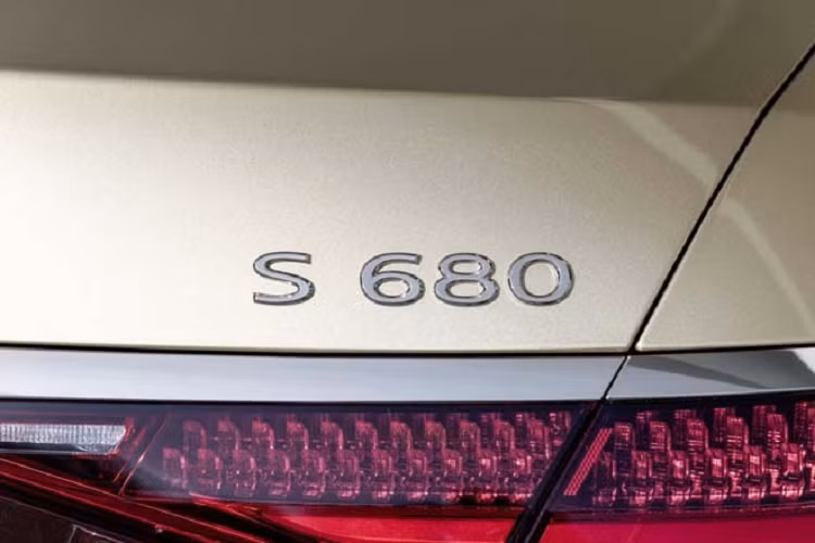 Dòng xe Mercedes-Maybach S680 có thiết kế ngoại hình hoàn toàn mới so với Mercedes-Maybach S650, điểm nhấn của xe chính là việc đèn pha và đèn hậu mới, các thanh lưới tản nhiện dạng nan mạ crôm nằm dọc, bộ vành hợp kim đa chấu riêng, logo V12 bên sườn hay logo Maybach cột C và tay nắm cửa của xe có thể bật lên, thụt xuống.