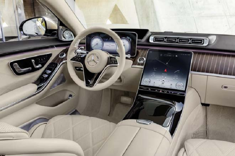Mercedes-Maybach S680 2022 có ghế ngồi bọc da khâu hình quả trám, dàn loa Burmester 4D và hệ thống giải trí MBUX, đi kèm 2 màn hình 11,6 inch cũng như máy tính bảng. Ly uống champagne mạ bạc và tủ lạnh nhỏ.