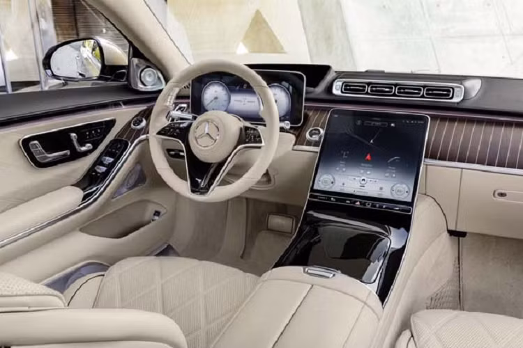 Mercedes-Maybach S680 2022 có ghế ngồi bọc da khâu hình quả trám, dàn loa Burmester 4D và hệ thống giải trí MBUX, đi kèm 2 màn hình 11,6 inch cũng như máy tính bảng. Ly uống champagne mạ bạc và tủ lạnh nhỏ.