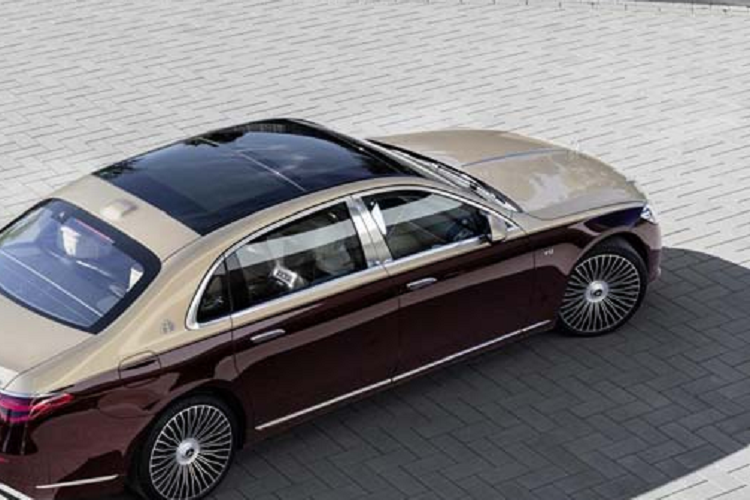 Sức mạnh của Mercedes-Maybach S680 được truyền tới bánh thông qua hộp số tự động 9 cấp và hệ dẫn động 4 bánh toàn thời gian 4Matic, nhờ đó, xe có thể tăng tốc từ vị trí xuất phát lên 96 km/h trong thời gian 4,4 giây trước khi đạt vận tốc tối đa bị giới hạn điện tử là 209 km/h.