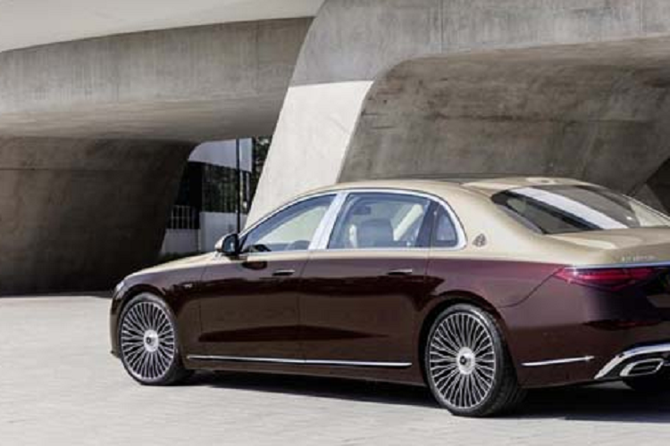 Khá thú vị là chiếc biển số 51K-555.55 ra lò chỉ sau 1 ngày Cường Đô-la mang siêu xe mui trần Ferrari SF90 Spider hơn 50 tỷ đồng của mình đi bấm biển số. Nếu sớm hơn, cư dân mạng tin rằng với việc bấm số ngẫu nhiên, xác suất để đại gia Gia Lai trúng biển 51K-555.55 cũng rất cao.