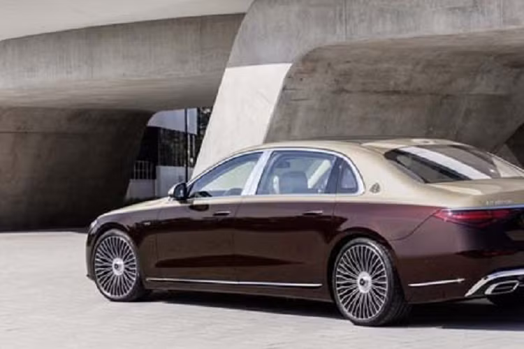 Khá thú vị là chiếc biển số 51K-555.55 ra lò chỉ sau 1 ngày Cường Đô-la mang siêu xe mui trần Ferrari SF90 Spider hơn 50 tỷ đồng của mình đi bấm biển số. Nếu sớm hơn, cư dân mạng tin rằng với việc bấm số ngẫu nhiên, xác suất để đại gia Gia Lai trúng biển 51K-555.55 cũng rất cao.