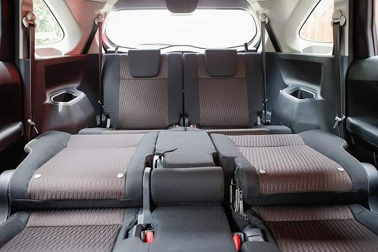 Bên cạnh đó, bản cao cấp nhất của Toyota Avanza 2022 tại Indonesia còn có 6 túi khí và hệ thống T Intouch, cung cấp các dịch vụ kết nối như tìm kiếm vị trí xe, thiết lập ranh giới địa lý ảo (geofencing), báo lịch bảo dưỡng hoặc gọi cấp cứu.