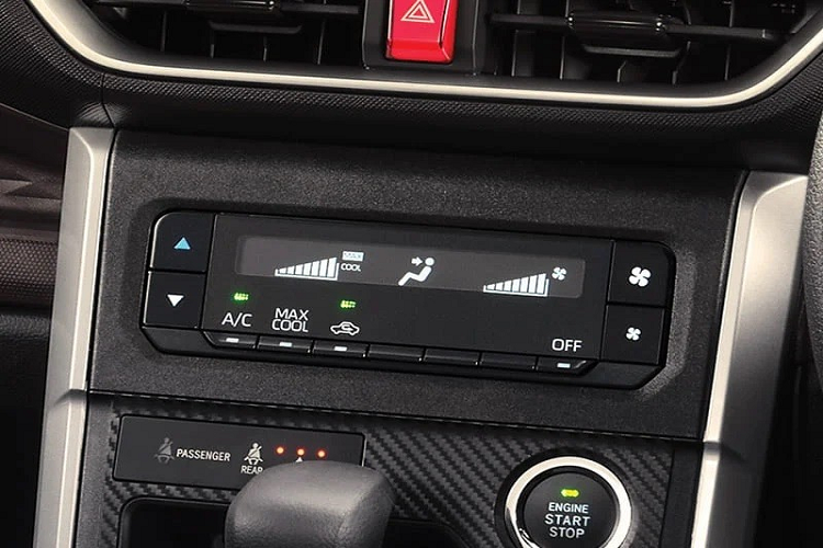 Một trong những điểm nhấn quan trọng nhất của Toyota Avanza 2022 chính là gói công nghệ an toàn chủ động Toyota Safety Sense. Chỉ có ở bản cao cấp nhất, gói công nghệ này bao gồm hệ thống ngăn va chạm sớm, cảnh báo chệch làn đường phía trước, hỗ trợ chuyển làn đường, tránh đạp nhầm chân ga, cảnh báo phương tiện cắt ngang khi lùi và phát hiện điểm mù. 