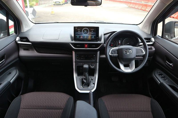 Nội thất của Avanza 2022 cũng được làm lại toàn bộ với bao gồm táp-lô và cụm điều khiển trung tâm hiện đại hơn. Bản tiêu chuẩn của mẫu xe này được trang bị màn hình 7 inch, vô lăng mới, nút Start/Stop phát sáng, màn đa thông tin 4,2 inch trong bảng đồng hồ, bệ tì tay tích hợp ngăn chứa đồ ở hàng ghế trước, cổng sạc USB cho hàng ghế sau...