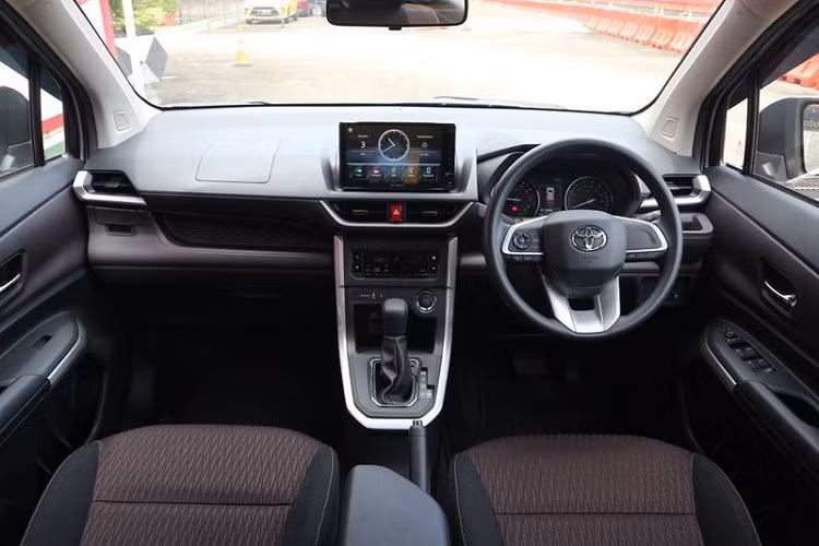 Nội thất của Avanza 2022 cũng được làm lại toàn bộ với bao gồm táp-lô và cụm điều khiển trung tâm hiện đại hơn. Bản tiêu chuẩn của mẫu xe này được trang bị màn hình 7 inch, vô lăng mới, nút Start/Stop phát sáng, màn đa thông tin 4,2 inch trong bảng đồng hồ, bệ tì tay tích hợp ngăn chứa đồ ở hàng ghế trước, cổng sạc USB cho hàng ghế sau...