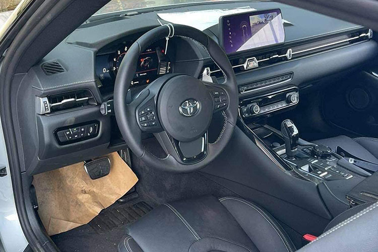 Được biết, chiếc xe thể thao Toyota GR Supra phủ bụi dày đặc ngoại thất này là mẫu xe Toyota Supra thế hệ thứ 5 đầu tiên và duy nhất được mang về dải đất hình chữ S. Xe sở hữu màu sơn bạc cùng các chi tiết sơn đen và nay có thêm sự xuất hiện của bụi.