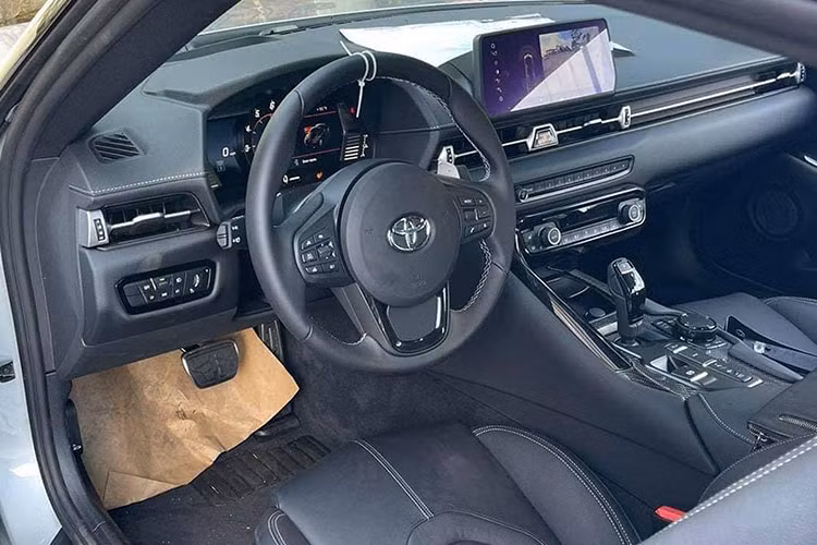 Được biết, chiếc xe thể thao Toyota GR Supra phủ bụi dày đặc ngoại thất này là mẫu xe Toyota Supra thế hệ thứ 5 đầu tiên và duy nhất được mang về dải đất hình chữ S. Xe sở hữu màu sơn bạc cùng các chi tiết sơn đen và nay có thêm sự xuất hiện của bụi.