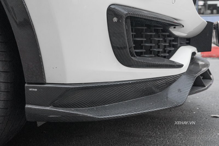 Chiếc Maserati Levante S này vẫn dùng mâm Anteo đa chấu kích thước 21 inch nguyên bản, đi kèm cùm phanh sơn đỏ tạo điểm nhấn. Tuy nhiên, vè bánh xe đã được trang trí thêm với vật liệu sợi carbon.