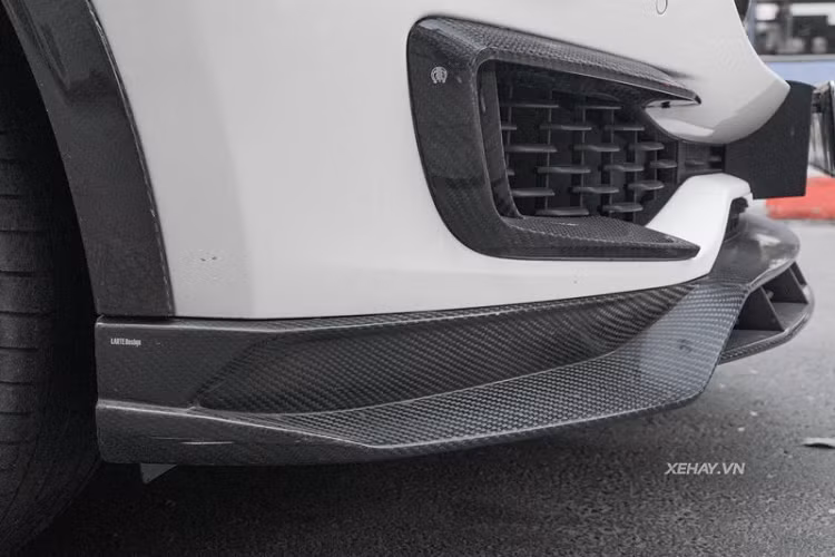 Chiếc Maserati Levante S này vẫn dùng mâm Anteo đa chấu kích thước 21 inch nguyên bản, đi kèm cùm phanh sơn đỏ tạo điểm nhấn. Tuy nhiên, vè bánh xe đã được trang trí thêm với vật liệu sợi carbon.