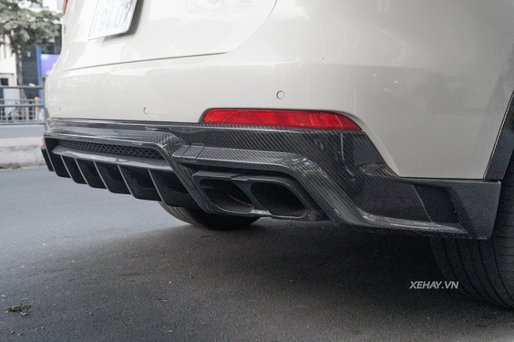 Ngoài việc bổ sung thêm các chi tiết sợi cacbon, thiết kế của Maserati Levante S vẫn được giữ nguyên với kiểu dáng coupe, phía trước là cụm lưới tản nhiệt rộng và hốc hút gió dài đặc trưng, đèn pha tích hợp công nghệ chiếu sáng LED/Bi-xenon, đèn sương mù thiết kế tròn, kính chắn gió phía sau vát sâu cùng logo “cây đinh ba” ở cột C.