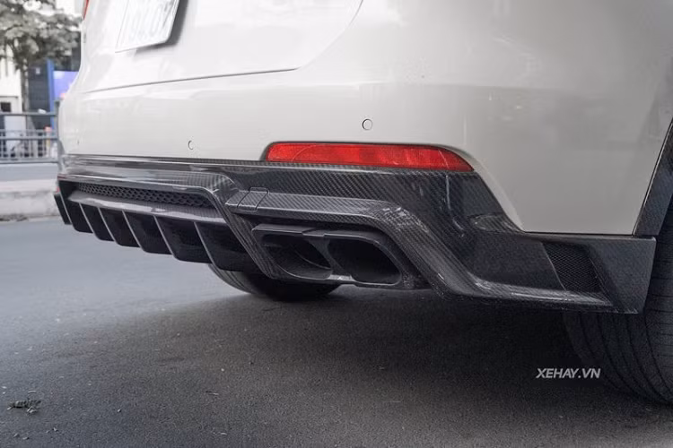 Ngoài việc bổ sung thêm các chi tiết sợi cacbon, thiết kế của Maserati Levante S vẫn được giữ nguyên với kiểu dáng coupe, phía trước là cụm lưới tản nhiệt rộng và hốc hút gió dài đặc trưng, đèn pha tích hợp công nghệ chiếu sáng LED/Bi-xenon, đèn sương mù thiết kế tròn, kính chắn gió phía sau vát sâu cùng logo “cây đinh ba” ở cột C.