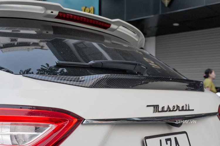 Xe được trang bị hệ thống thông tin giải trí với màn hình cảm ứng kích thước 8,4 inch và dàn âm thanh 8 loa. Khoang chứa đồ của Maserati Levante khá rộng rãi,có thể tăng thêm nhờ việc gập hàng ghế sau xuống và được đóng/mở hoàn toàn bằng điện, tích hợp một cổng sạc 12V.