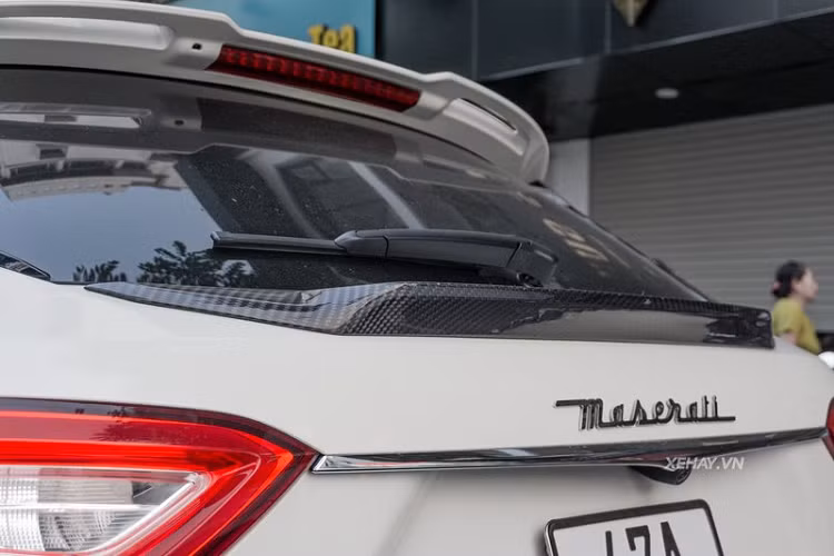 Xe được trang bị hệ thống thông tin giải trí với màn hình cảm ứng kích thước 8,4 inch và dàn âm thanh 8 loa. Khoang chứa đồ của Maserati Levante khá rộng rãi,có thể tăng thêm nhờ việc gập hàng ghế sau xuống và được đóng/mở hoàn toàn bằng điện, tích hợp một cổng sạc 12V.