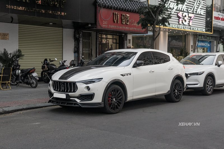 Maserati Levante S được trang bị khối động cơ tăng áp kép V6 3.0L, sản sinh công suất 430 mã lực và mô men xoắn cực đại 500 Nm. Kèm với hộp số tự động 8 cấp, xe có khả năng tăng tốc từ 0 – 100 km/h chỉ trong 5,2 giây, tốc độ tối đa 264 km/h. Xe sử dụng hệ dẫn động bốn bánh Q4 do Maserati phát triển và công nghệ tự động ngắt động cơ khi dừng xe.