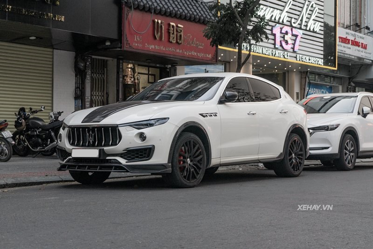 Bên trong xe Maserati Levante S độ Larte Design này cũng không có sự thay đổi. Nội thất được bọc da và ốp gỗ ở một số chi tiết như bảng táp-lô, cửa xe và xung quanh cần số.