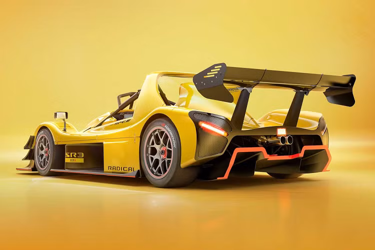 Với công suất 232 mã lực, mẫu xe này cũng có thể chạy bằng nhiên liệu sinh học, điều này khiến SR3 XXR trở thành mẫu xe đua có khả năng chạy bằng nhiên liệu sinh học. Bộ phận công suất cao mang lại cho cỗ máy trọng lượng nhẹ tỷ lệ công suất trên trọng lượng ấn tượng hơn 350 mã lực/tấn.